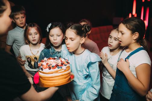 Где отпраздновать день рождение? На игре - Два Дивана Шоу!