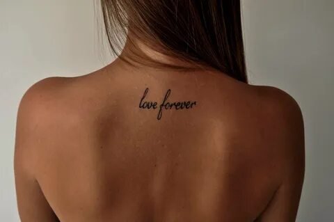 Татуировки в виде надписей: есть ли в них смысл?