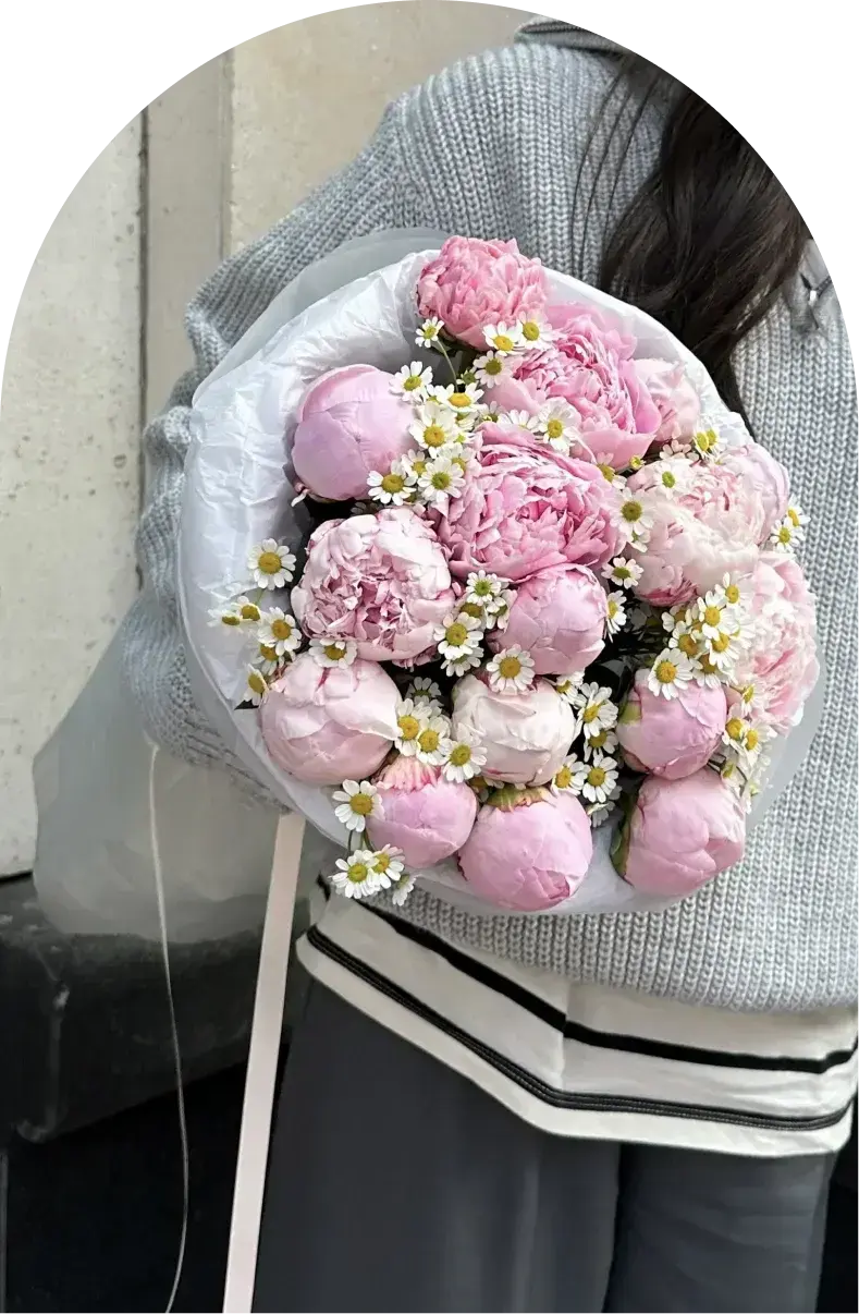 Букет из пионов и ромашек