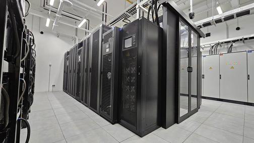 современный дата-центр с серверами