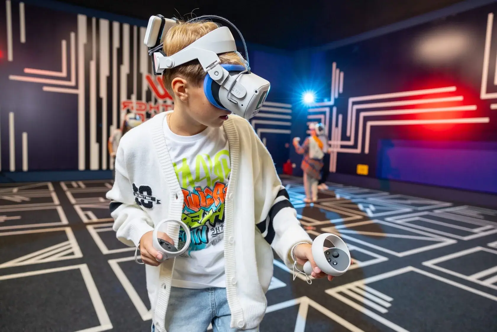 мальчик играет в vr игру