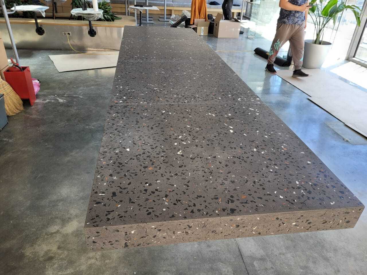 Стол из бетона