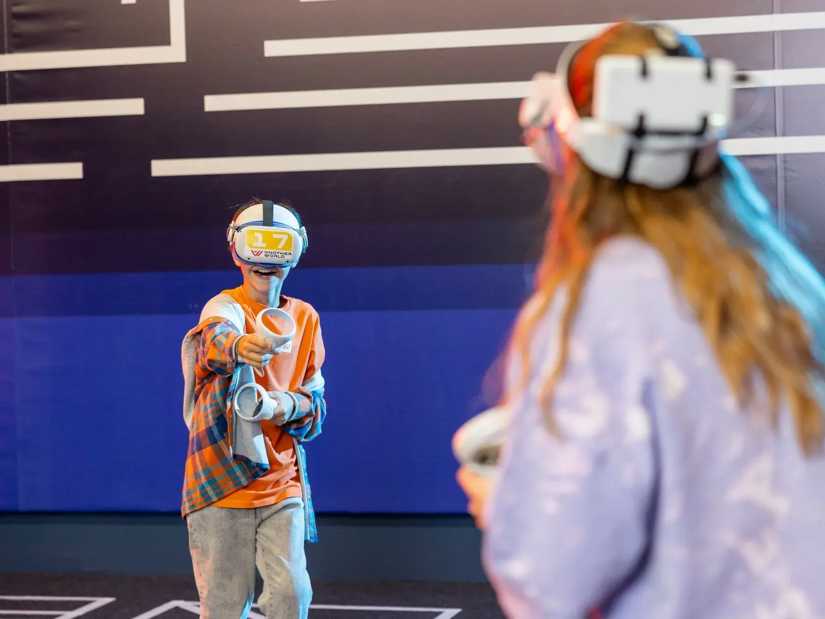 дети играют в vr