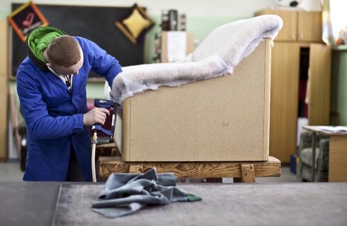 Перетяжка дивана в Красноярске | Мебельная мастерская «Реновация»